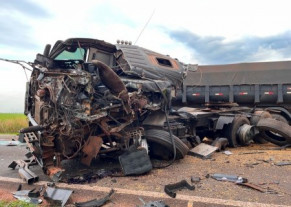 Acidente envolvendo carretas mata motorista e deixa outro ferido entre Ivinhema e Deodápolis