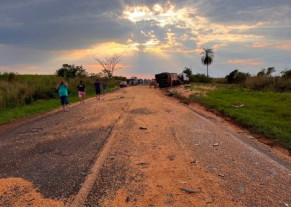 Acidente envolvendo carretas mata motorista e deixa outro ferido entre Ivinhema e Deodápolis