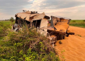Acidente envolvendo carretas mata motorista e deixa outro ferido entre Ivinhema e Deodápolis