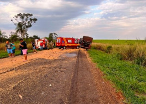 Acidente envolvendo carretas mata motorista e deixa outro ferido entre Ivinhema e Deodápolis