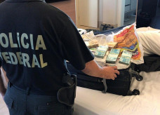 Polícia Federal apreende mala com cerca de R$ 800 mil durante a segunda fase da Operação Decantação, em Goiânia — Foto: Polícia Federal/ Divulgação