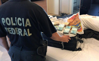 Polícia Federal apreende mala com cerca de R$ 800 mil durante a segunda fase da Operação Decantação, em Goiânia — Foto: Polícia Federal/ Divulgação