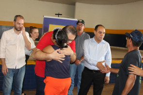 Alan Guedes entrega Cartão Construção para famílias do Ouro Fino e Ibiza