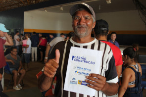 Alan Guedes entrega Cartão Construção para famílias do Ouro Fino e Ibiza