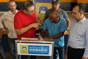 Alan Guedes entrega Cartão Construção para famílias do Ouro Fino e Ibiza