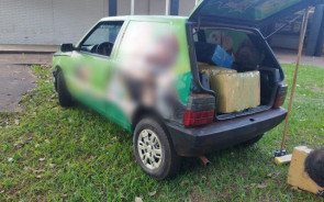 Carro com adesivo de pet shop é apreendido com quase meia tonelada de maconha