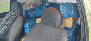 Carro com adesivo de pet shop é apreendido com quase meia tonelada de maconha