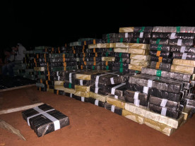 Homens são presos com 9 toneladas de maconha que seriam enviadas ao Brasil