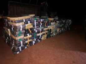 Homens são presos com 9 toneladas de maconha que seriam enviadas ao Brasil