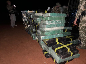 Homens são presos com 9 toneladas de maconha que seriam enviadas ao Brasil