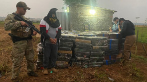 Homens são presos com 9 toneladas de maconha que seriam enviadas ao Brasil