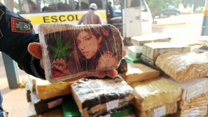 Homem é preso pela PMR com micro-ônibus escolar lotado de maconha na MS-379