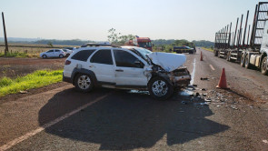 VÍDEO: Motorista morre após bater carro carregado com produtos do Paraguai em trator em Dourados