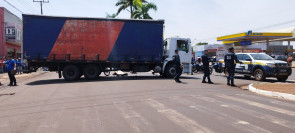 VÍDEO: Caminhão invade preferencial e mata motociclista de 29 anos em Dourados