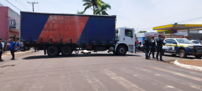 VÍDEO: Caminhão invade preferencial e mata motociclista de 29 anos em Dourados