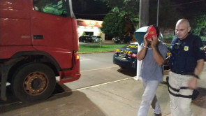 Motorista de carreta é preso pela PRF em Dourados com aproximadamente 100 quilos de cocaína
