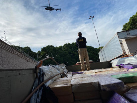 Douradenses são presos pela PRF com quase 8 toneladas de maconha em caminhão