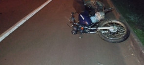 Motociclista fica ferido após acidente com carro na BR-163; motorista fugiu do local
