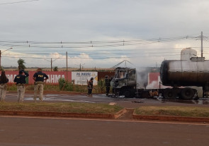 FOTOS: Carreta com óleo vegetal pega fogo na BR-163 em Dourados