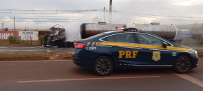 FOTOS: Carreta com óleo vegetal pega fogo na BR-163 em Dourados
