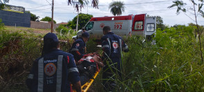 Homem é encontrado com facadas no pescoço no meio do mato entre Estrela Porã e Parque do Lago