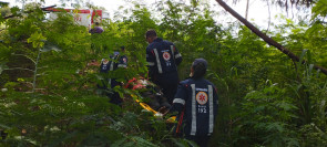 Homem é encontrado com facadas no pescoço no meio do mato entre Estrela Porã e Parque do Lago