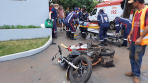 Motociclista de 22 anos fica em estado gravíssimo ao ser atingida por caminhão em Dourados