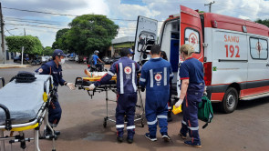 Motociclista de 22 anos fica em estado gravíssimo ao ser atingida por caminhão em Dourados