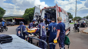 Motociclista de 22 anos fica em estado gravíssimo ao ser atingida por caminhão em Dourados