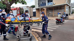 Motociclista de 22 anos fica em estado gravíssimo ao ser atingida por caminhão em Dourados