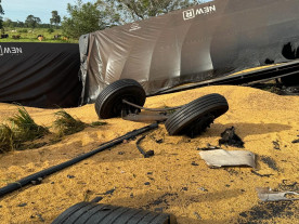 Acidente entre carretas deixa 2 motoristas mortos na MS-276