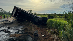 Acidente entre carretas deixa 2 motoristas mortos na MS-276
