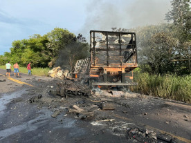Acidente entre carretas deixa 2 motoristas mortos na MS-276