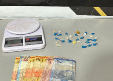 Balança de precisão, droga e dinheiro apreendidas com Leandro; Foto: Polícia Civil