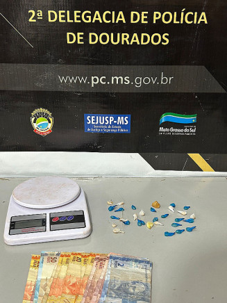 Balança de precisão, droga e dinheiro apreendidas com Leandro; Foto: Polícia Civil