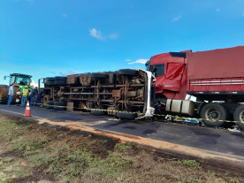 FOTOS: Identificado motorista morto em acidente entre 2 carretas na BR-163