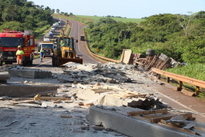 Acidente com 3 carretas deixa feridos e um caminhoneiro preso nas ferragens na 163