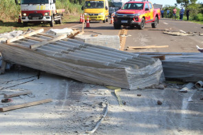 Acidente com 3 carretas deixa feridos e um caminhoneiro preso nas ferragens na 163