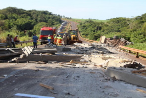Acidente com 3 carretas deixa feridos e um caminhoneiro preso nas ferragens na 163