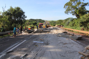Acidente com 3 carretas deixa feridos e um caminhoneiro preso nas ferragens na 163