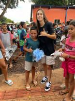 Influencers digitais entregam ovos de chocolates para crianças carentes de Dourados