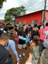 Influencers digitais entregam ovos de chocolates para crianças carentes de Dourados