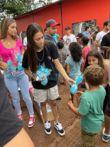 Influencers digitais entregam ovos de chocolates para crianças carentes de Dourados