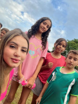 Influencers digitais entregam ovos de chocolates para crianças carentes de Dourados