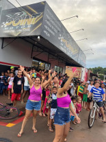 Influencers digitais entregam ovos de chocolates para crianças carentes de Dourados