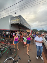 Influencers digitais entregam ovos de chocolates para crianças carentes de Dourados