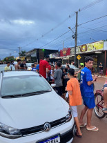 Influencers digitais entregam ovos de chocolates para crianças carentes de Dourados