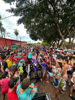 Influencers digitais entregam ovos de chocolates para crianças carentes de Dourados