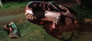 VÍDEO: Acidente entre carro e ônibus mata 2 pessoas e deixa outras feridas