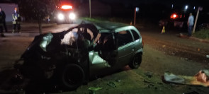 VÍDEO: Acidente entre carro e ônibus mata 2 pessoas e deixa outras feridas